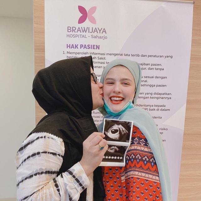 Bersaudara, Ini 6 Potret Kebersamaan Istri Indra Bekti dan Komo Ricky