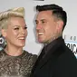 Suami Pink Carey Hart membantah jika istrinya hamil dengan membuat lelucon.