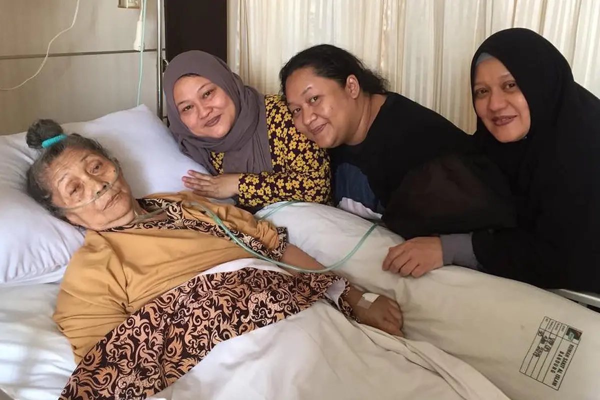 [Bintang] Ibunda Tike Priatnakusumah Meninggal Dunia