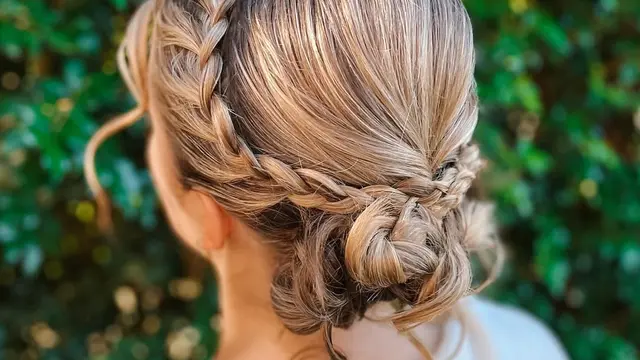 Model Rambut Wanita yang Cocok untuk Wisuda