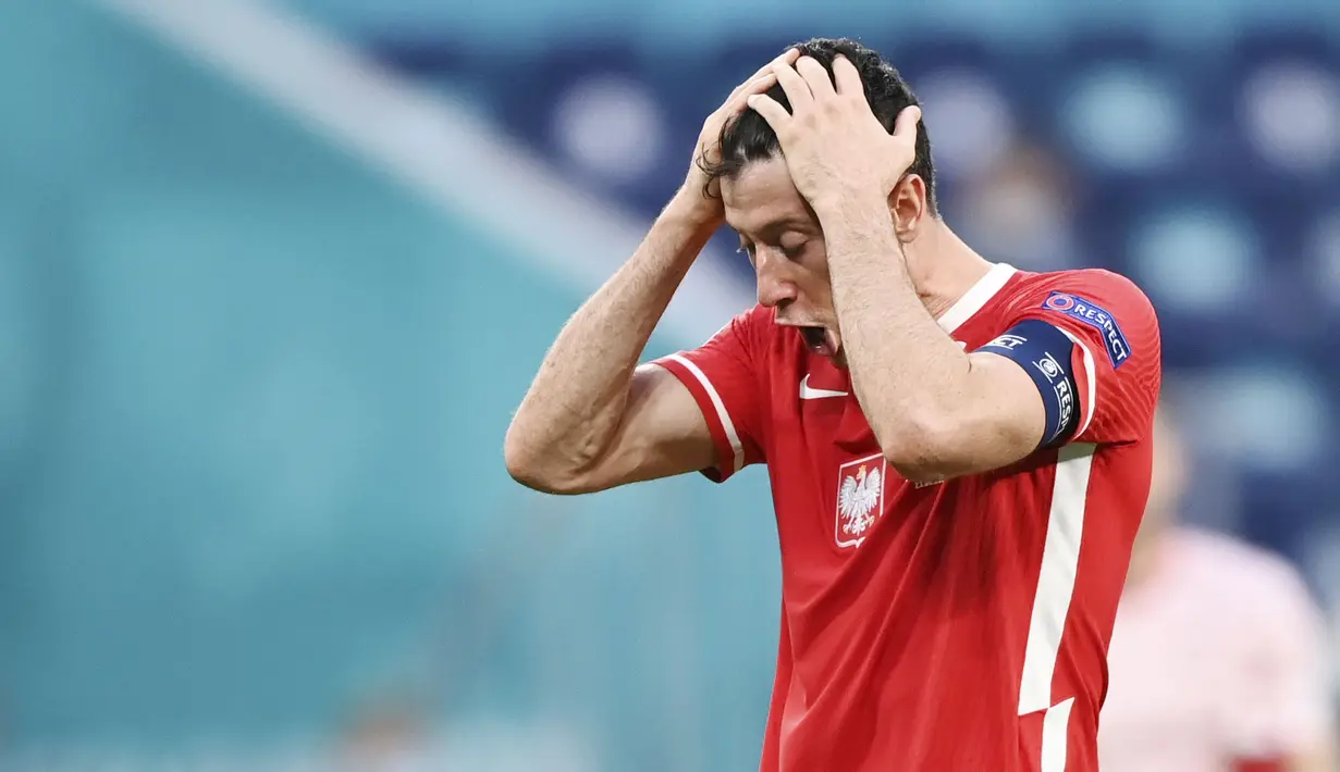 Robert Lewandowski - Peraih sepatu emas Eropa ini merupakan salah satu predator ganas di ajang Euro 2020. Meski mampu mengemas tiga gol, namun Lewandowski tak mampu menolong Polandia melangkah lebih jauh di Piala Eropa kali ini. (AP/Kirill Kudryavtsev, Pool)