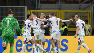 Raihan ini mengakhiri penantian Norwegia selama 28 tahun untuk kembali berlaga pada ajang sebesar Piala Dunia. Tampak dalam foto, kapten Timnas Norwegia, Erling Braut Haaland merayakan gol kedua timnya bersama rekan-rekannya selama pertandingan kualifikasi Piala Dunia 2026 zona Eropa melawan Italia di Stadion San Siro, Milan, pada 16 November 2025. (Stefano RELLANDINI/AFP)