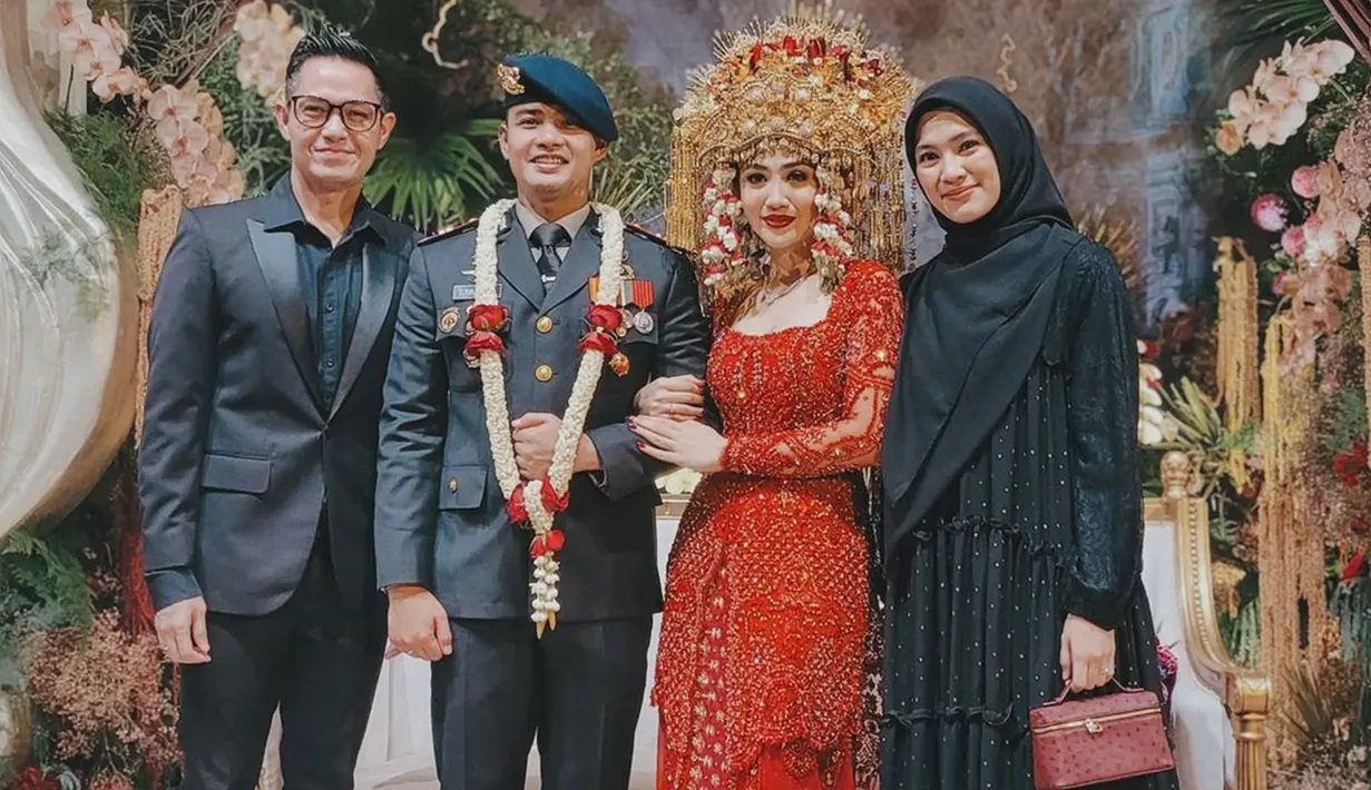 Alyssa Soebandono dan Dude Harlino datang kondangan ke resepsi pernikahan Febby Rastanty. Keduanya tampil serasi kenakan outfit couple bernuansa hitam. Alyssa memilih gaun dengan potongan simple namun anggun, dengan sentuhan warna gelap yang memberi kesan elegan. (Liputan6.com/IG/@ichasoebandono)