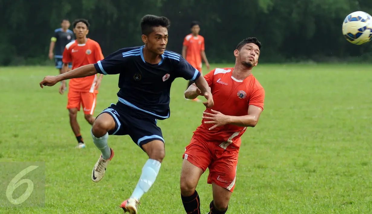 Salah satu pemain Persija berebut bola dengan tim Pra PON DKI Jaya saat uji coba di NYTC Sawangan, Depok, Selasa (8/12/2015). Laga ini persiapan jelang babak 8 besar Piala Jenderal Sudirman. (Liputan6.com/Helmi Fithriansyah)