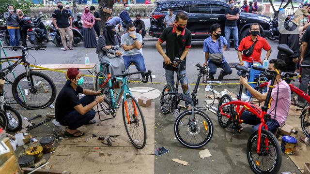Sambut New Normal, Warga Antre Berburu Sepeda Lipat