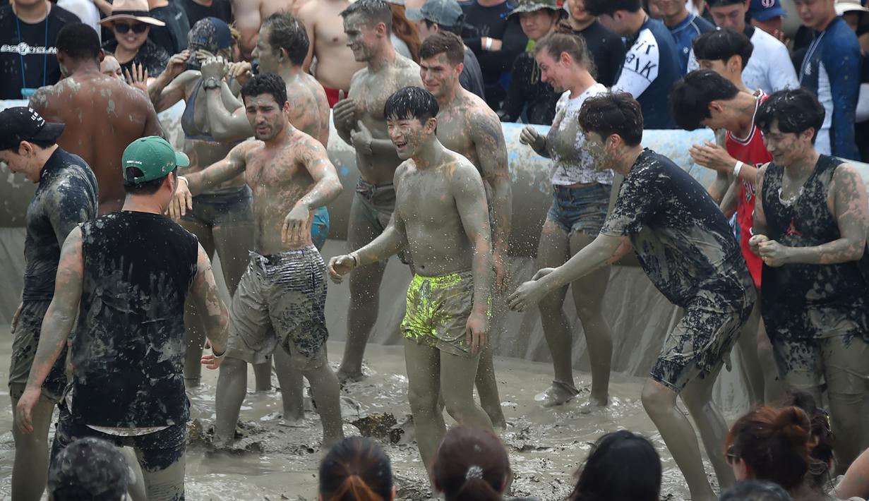 FOTO Menikmati Mandi Lumpur Sepuasnya di Boryeong Mud Festival