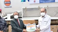 Duta Besar India untuk Indonesia, Manoj Kumar Bharti menyerahkan 100 MT Oksigen Medis Cair (Liquid Medical Oxygen) dan 300 Konsentrator Oksigen (Oxygen Concentrators) kepada Indonesia. (Kedubes India)
