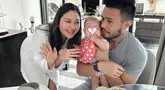Potret Jessica Mila dan Yakup Hasibuan temani Kyarra santap makanan MPASI pertamanya. Pasangan artis yang menikah tahun 2023 ini bekerja sama mengurus anak perempuan kesayangannya yang mulai mengenal makanan. Dari foto ini terlihat, Yakup Hasibuan dan Mila bergantian menyuapi Kyarra atau sesekali membiarkan Kyarra memakan makanannya sendiri. (Liputan6.com/IG/jscmila)