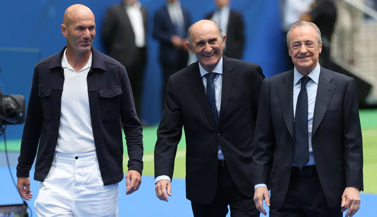 Pada presentase yang berlangsung meriah, turut hadir Presiden Real Madrid Florentino Perez dan legenda klub yang juga dari Prancis, Zinedine Zidane. (Pierre-Philippe MARCOU / AFP)