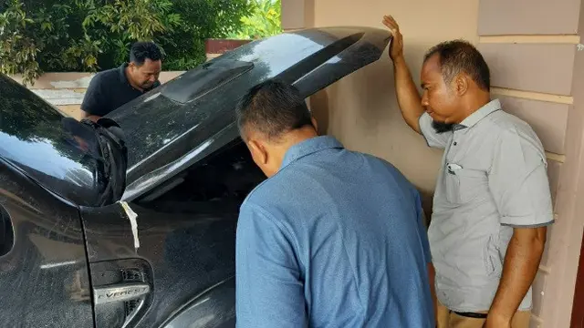 Polisi melakukan olah tempat kejadian perkara teror menggunakan popok dan pembalut wanita di Pekanbaru.