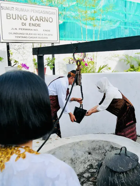 Ibu Negara Iriana Joko Widodo mencuci tangan di sumur Rumah Pengasingan Bung Karno di Kabupaten Ende, Provinsi Nusa Tenggara Timur (NTT), Rabu (1/6/2022). Jokowi dan Iriana berkesempatan melihat berbagai macam barang-barang peninggalan Bung Karno bersama keluarga selama diasingkan. (Biro Pers Sekretariat Presiden)