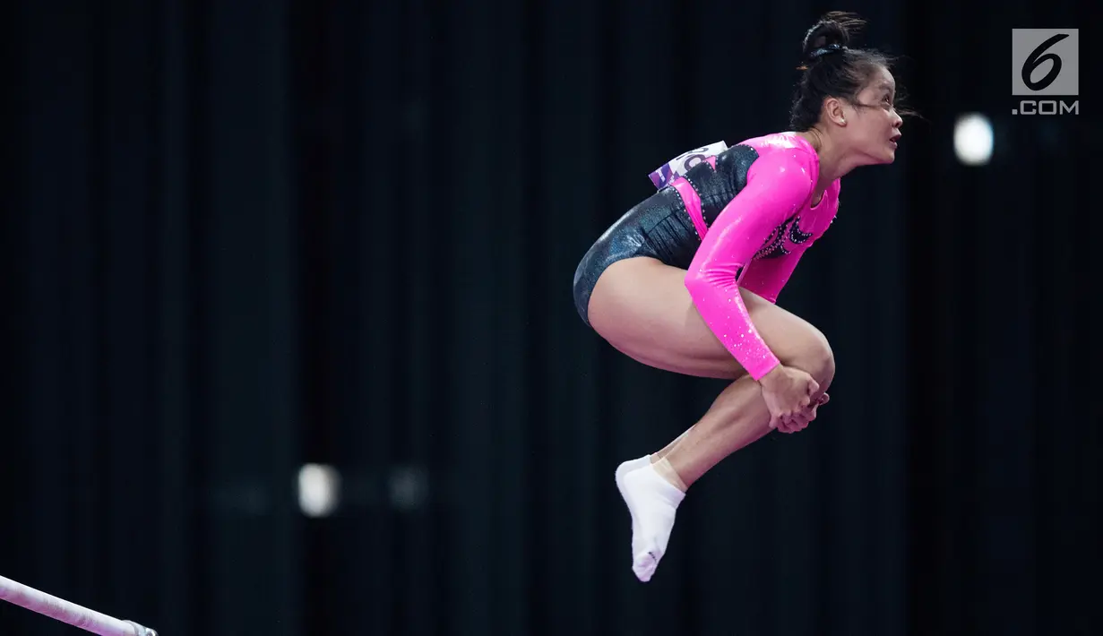 Aksi pesenam artistik Indonesia, Amalia Fauziah pada Asian Games 2018 di JIExpo, Jakarta, Selasa (21/8). Indonesia melaju ke tiga babak final pada senam artistik putri Asian Games 2018. (Bola.com/Peksi Cahyo)