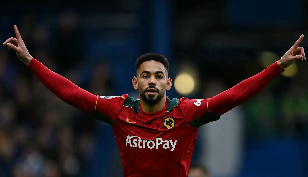Striker Brasil yang baru menjalani musim pertama bersama Wolverhampton Wanderers pada musim 2023/2024 menjadi pemain keempat alias terbaru yang sukses mencetak hattrick ke gawang Chelsea di Stamford Bridge pada era Premier League. Momen itu terjadi pada pekan ke-23 Premier League musim 2023/2024 saat timnya Wolverhampton Wanderers menang 4-2 atas Chelsea (4/2/2024). (AFP/Ben Stansall)
