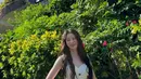 Lim Ji Yeon membagikan beberapa foto ootd saat berada di Bali. Ia tampil dengan setelan warna putih dari atasan bustier berkancing depan dipadukan celana pendek. [@limjjy2]
