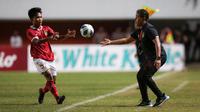 Pelatih kepala Timnas Indonesia U-16, Bima Sakti melemparkan bola kepada pemainnya, Muhammar Ridho Al Ikhsan dalam laga semifinal Piala AFF U-16 2022 antara Indonesia U-16 melawan Myanmar U-16 di Stadion Maguwoharjo, Sleman, Rabu (10/8/2022) malam WIB. (Bola.com/Bagaskara Lazuardi)