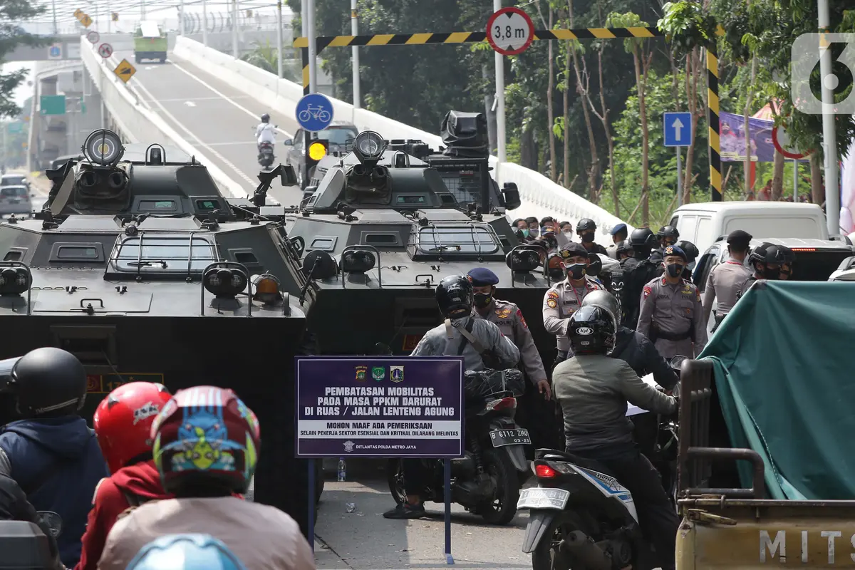 FOTO: Penyekatan PPKM Darurat di Jalan Lenteng Agung Raya