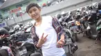 Seleb Tik Tok, Bowo Alpenliebe ditemui di kawasan Tendean, Jakarta, Rabu (4/7). Sebelum resmi diblokir Kementerian Komunikasi dan Informatika, Bowo belakangan menjadi salah satu bintang Tik Tok yang ramai diperbincangkan. (Liputan6.com/Faizal Fanani)