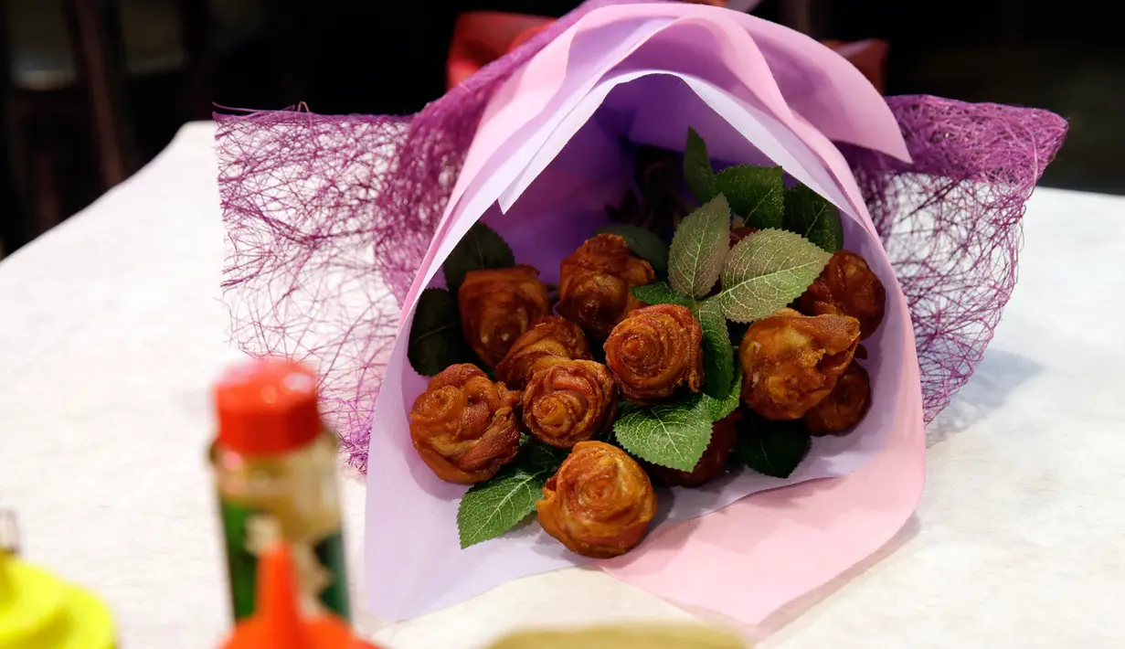 Sebuah hadiah Valentine siap dikirim di Manila, Filipina, Jumat (10/2). Buket bunga tersebut bukanlah mawar asli melainkan daging yang dibentuk mirip mawar. (AP Photo / Aaron Favila)