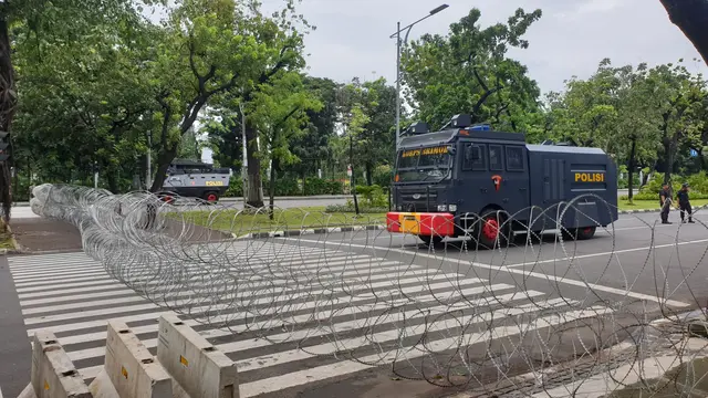Antisipasi demonstrasi buruh, polisi melakukan penutupan jalur dengan memasang kawat berduri di kawasan Istana Kepresidenan. (Liputan6.com/Nanda Perdana Putra)