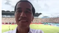 Keren, Presiden Joko Widodo (Jokowi) ng-vlog di Arena Piala Presiden 2017. (Facebook)