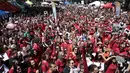 Sejumlah orang mengenakan busana berwarna merah menggelar unjuk rasa di Paris, Prancis, Sabtu (10/6). Mereka menuntut pemerintah untuk menutup rumah pemotongan hewan di Prancis. (AFP PHOTO / GEOFFROY VAN DER HASSELT)
