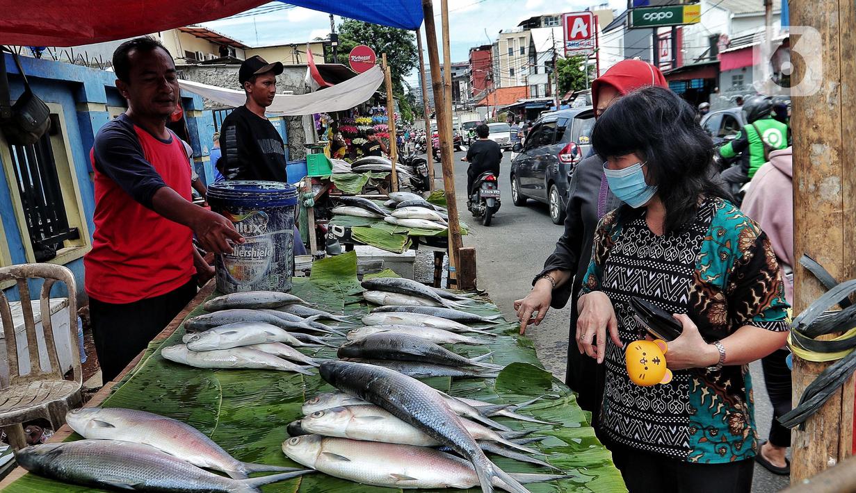 Pembeli memilih ikan bandeng yang di jual di Rawa Belong, Jakarta, Jumat (20/1/2023). Penjual bandeng musiman ini menjual daganganya jelang perayaan Imlek yang dijual dengan harga mulai dari Rp. 50.000 hingga Rp. 90.000 per kilonya. (Liputan6.com/Angga Yuniar)