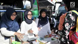 Petugas BPOM mensosialisasikan tempat makan yang memenuhi syarat atau tidak kepada warga saat peringatan HUT ke-18 BPOM di Sarinah, MH Thamrin, Jakarta, Minggu (10/2).  (Merdeka.com/Iqbal S. Nugroho)