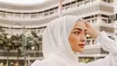 Wanita yang tengah hamil besar tersebut tetap tampil modis dan kekinian dengan setelah gamis panjang berwarna putih. Ia juga memakai jilbab dengan warna yang sama.(Liputan6.com/IG/@citraciki)