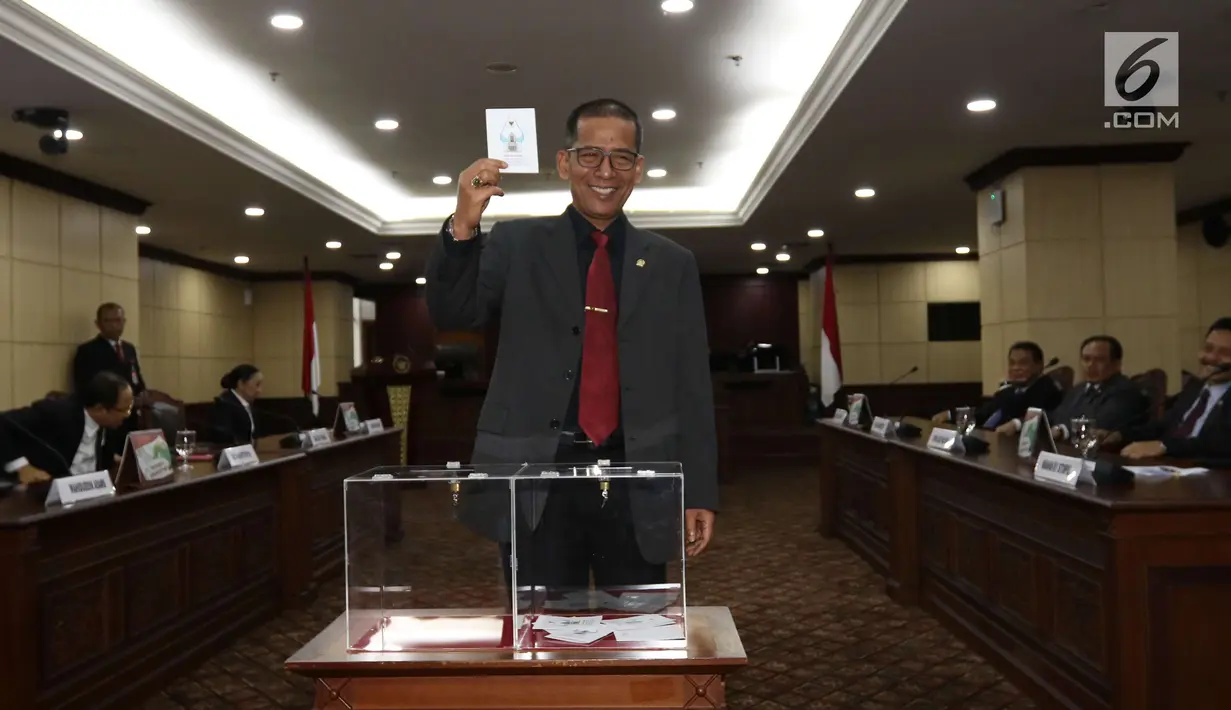 Hakim Konstitusi menunjukkan surat suara saat pemilihan Ketua Mahkamah Konstitusi (MK) di Jakarta, Senin (2/3). Sembilan hakim konstitusi melakukan voting untuk memilih ketua yang baru. (Liputan6.com/Angga Yuniar)