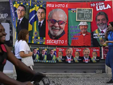 Handuk bergambar Presiden Brasil Jair Bolsonaro (kiri) dan mantan Presiden Brasil Luiz Inacio da Silva atau Lula digantung untuk dijual menjelang pemilihan umum presiden di Rio de Janeiro, Brasil, 27 Juli 2022. Pemilihan umum presiden di Brasil ditetapkan pada 2 Oktober 2022. (AP Photo/Silvia Izquierdo)