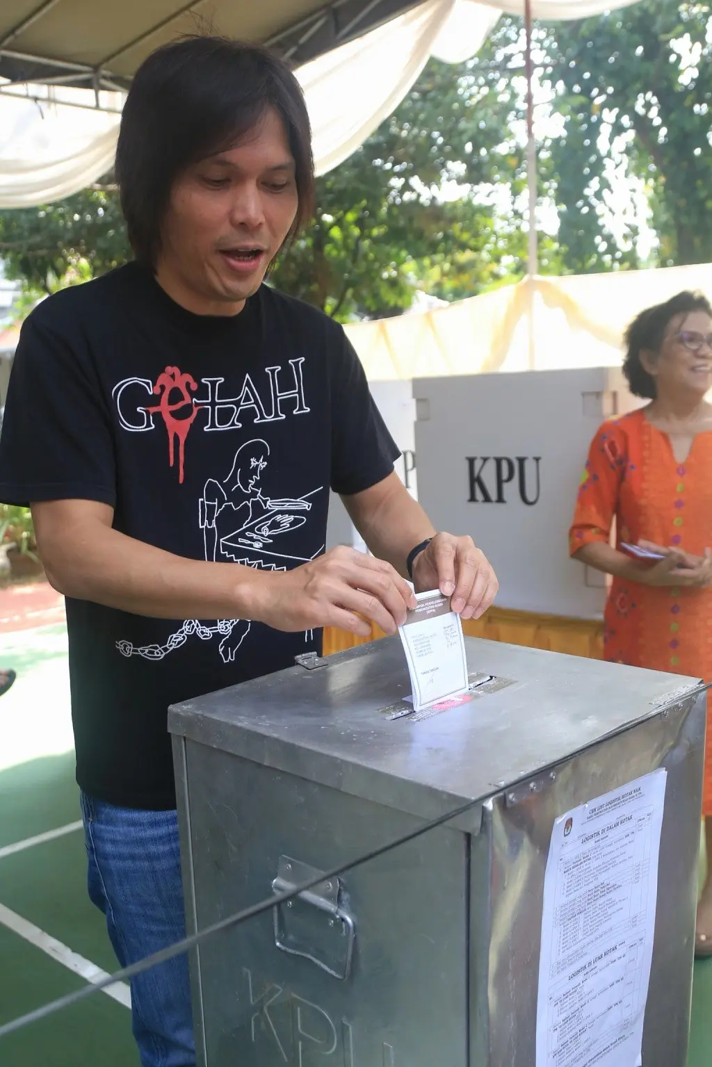 Once Mekel saat mengikuti pencoblosan Pilkada DKI 2017 putaran kedua. (Adrian Putra/Bintang.com)