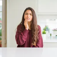 Ilustrasi perempuan yang sakit gigi/copyright shutterstock.com/Shift Drive