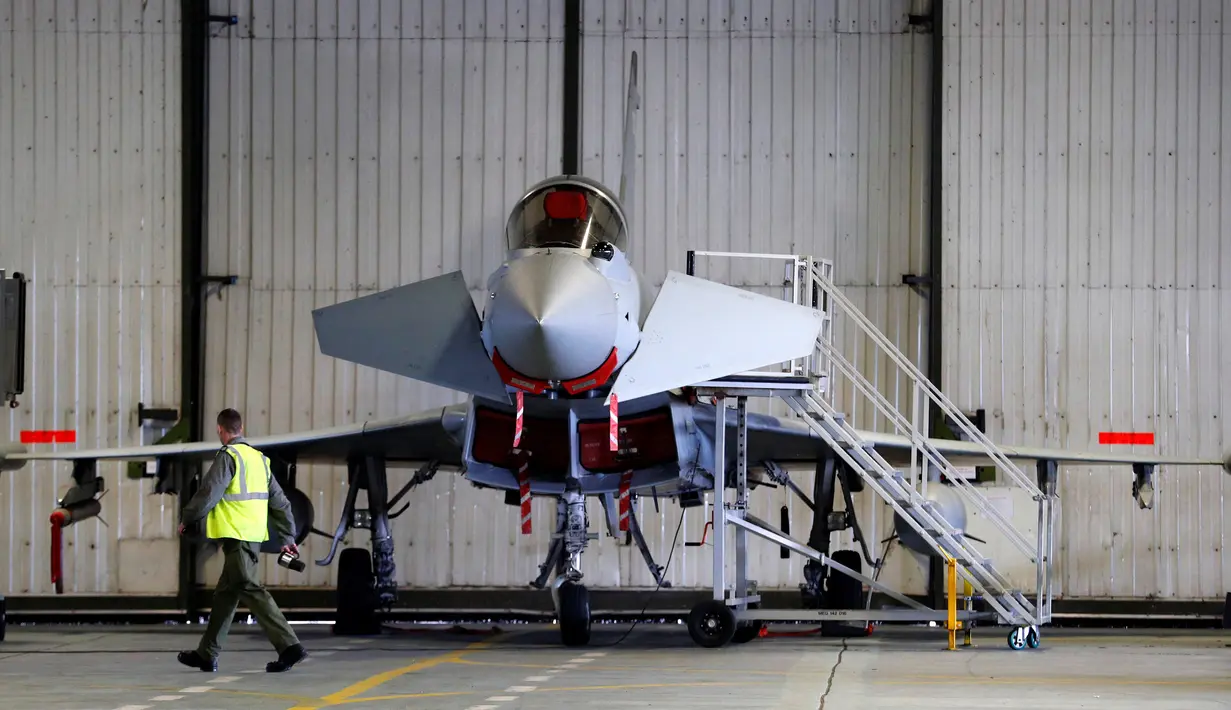 Tampilan pesawar jet Eurofighter Typhoon yang dijajal Pangeran William saat berkunjung ke RAF Coningsby di Lincolnshire, Inggris, Rabu (7/3). (PHIL NOBLE/POOL/AFP)