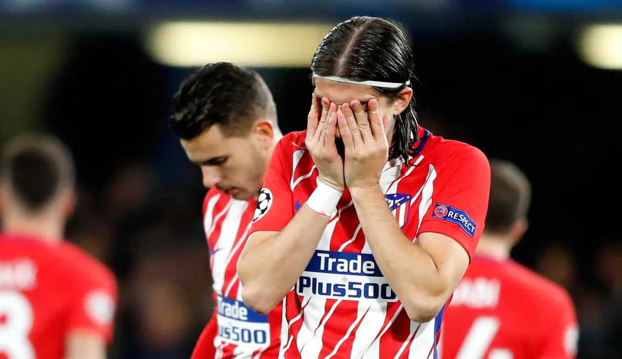 Pemain Atletico Madrid, Filipe Luis mengusap wajahnya sebelum matchday terakhir Grup C Liga Champions kontra Chelsea di Stamford Bridge, Rabu (6/12). Atletico Madrid gagal melangkah ke babak 16 besar setelah bermain imbang 1-1. (AP/Frank Augstein)