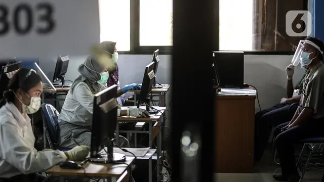 FOTO: Cegah COVID-19, Peserta SBMPTN Pakai Masker hingga Sarung Tangan