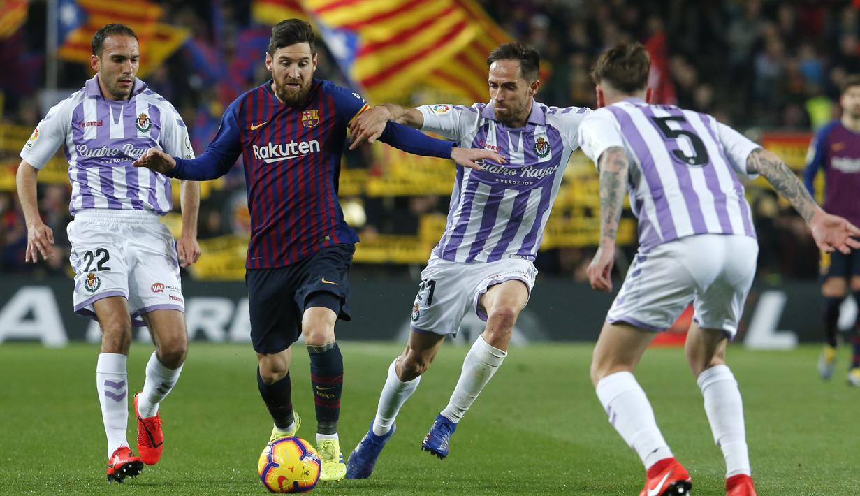 Gelandang Barcelona, Lionel Messi, berusaha melewati kepungan pemain Valladolid pada laga La Liga di Stadion Camp Nou, Barcelona, Sabtu (16/2). Barcelona menang 1-0 atas Valladolid. (AFP/Pau Barrena)