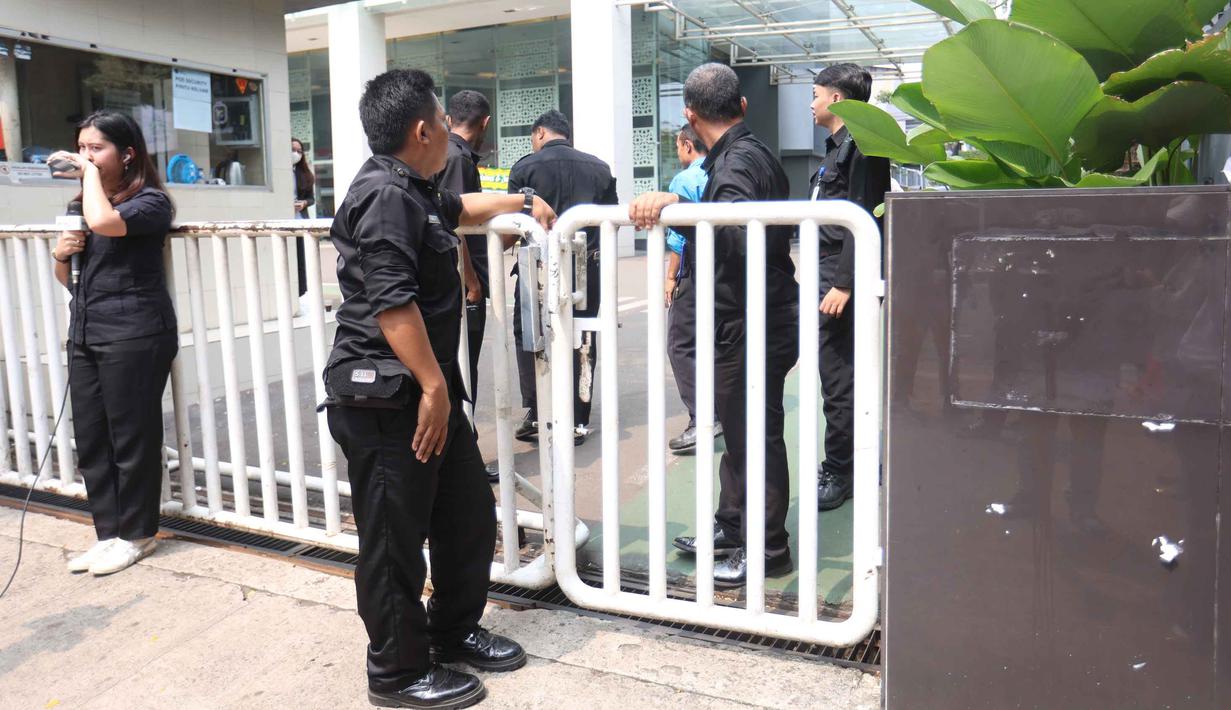 Petugas keamanan berjaga di pintu masuk gedung Badan Gizi Nasional (BGN) di Jalan Kebon Sirih, Menteng, Jakarta Pusat, Rabu (3/6/2026), menyusul pergantian jajaran pimpinan di lembaga tersebut. (Kapanlagi.com/Budy Santoso)