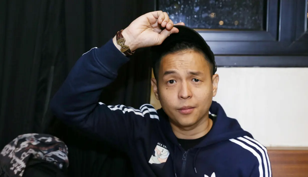 "Gue menjadi sutradara, proses belajarnya juga asal nyemplung, nggak lewat bangku sekolahan," kata Ernest Prakasa di kawasan Kemang, Jakarta Selatan, Selasa (27/2/2018). (Nurwahyunan/Bintang.com)