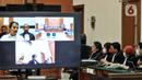 Layar menampilkan terdakwa Roy Suryo saat sidang perdana kasus meme stupa Candi Borobudur di Pengadilan Negeri Jakarta Barat, Rabu (12/10/2022). Sidang pembacaan dakwaan atas kasus meme stupa Candi Borobudur mirip Presiden Joko Widodo atau Jokowi tersebut dihadiri oleh terdakwa Roy Suryo secara virtual. (merdeka.com/Iqbal S. Nugroho)