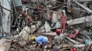 Petugas pemadam kebakaran penyelamat Bangladesh berdiri di puing-puing bekas ledakan di sebuah pabrik garmen di Dhaka, Bangladesh (4/7). Pabrik garmen di Bangladesh meledak hingga menewaskan 10 orang dan melukai puluhan lainnya. (AP Photo / AM Ahad)