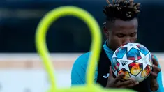 Gelandang Villarreal mencium bola saat ambil bagian dalam sesi latihan di Ciudad deportiva Villarreal di Vila-real, 21 Februari 2022. Villarreal akan menjamu Juventus pada leg pertama babak 16 besar Liga Champions 2021/22, Rabu 23 Februari 2022 dini hari WIB. (JOSE JORDAN/AFP)