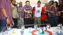 Cagub DKI Jakarta, Basuki T Purnama saat bermain dalam acara "Bersyukur Jakarta", Jumat (20/1). Dalam acara yang berbentuk bakti sosial dan pasar murah tersebut, terdapat hiburan dan permainan anak. (Liputan6.com/Immanuel Antonius)