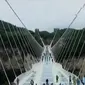 Dengan panjang 430 meter dan lebar enam meter, jembatan gantung berlantai kaca membentang di atas Lembah Zhangjiajie, Provinsi Hunan, China.