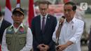 Presiden Joko Widodo memberikan keterangan saat melepas bantuan tahap tiga untuk penanganan gempa di Turki dan Suriah di di Base Ops Lanud Halim Perdana Kusuma, Jakarta, Selasa (21/2/2023). Bantuan Logistik dari Pemerintah Indonesia dibawa menggunakan pesawat ke Turki dan dua pesawat ke Suriah. Bantuan akan langsung diberikan kepada pemerintah negara tersebut. (Liputan6.com/Faizal Fanani)