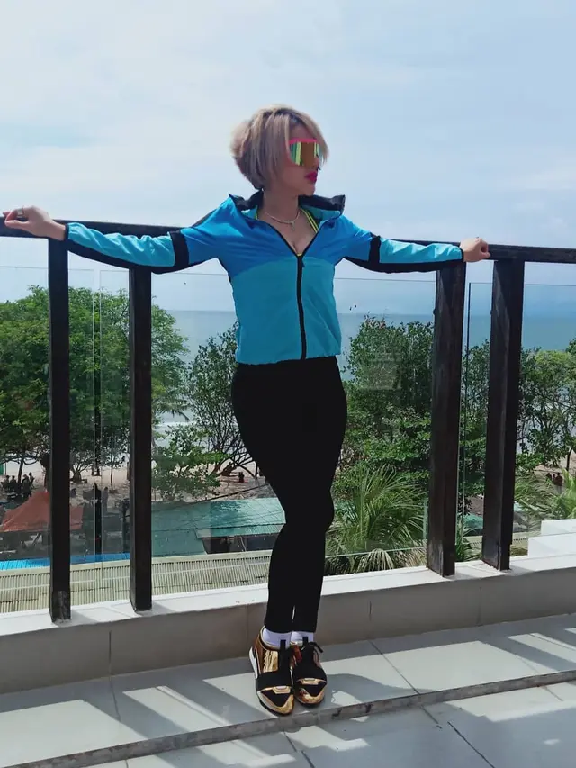 7 Momen Liburan Barbie Kumalasari di Bali, Kacamata Besarnya Curi Perhatian