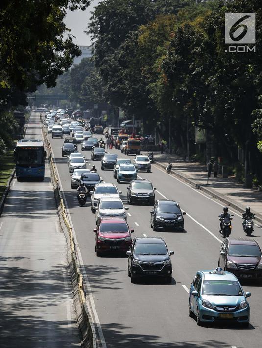 Sejumlah kendaraan melintas di Jalan Merdeka Barat, Jakarta, Rabu (19/6/2019). Hari ini jalan tersebut dibuka untuk umum di tengah berlangsungnya sidang ketiga sengketa Pilpres 2019. (Liputan6.com/Faizal Fanani)