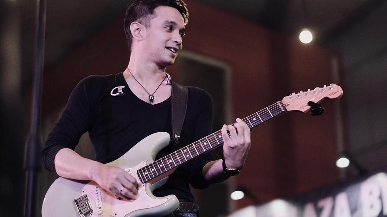 Gaya Panggung Oncy Ungu dengan Gitarnya