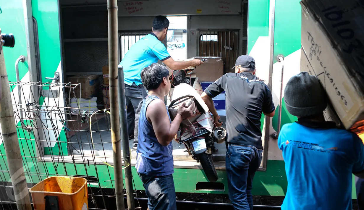 Sejumlah pekerja terlihat menaikkan motor ke dalam gerbong kereta api, Senen, Jakarta, Senin (29/6/2015). Menjelang Hari Raya Idul Fitri 2015, pengiriman terutama untuk motor mengalami peningkatan. (Liputan6.com/Faizal Fanani)