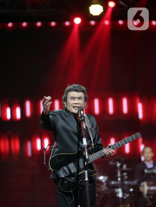 <p>Penyanyi dangdut Rhoma Irama tampil pada acara HUT ke-28 Indosiar di Studio 6 EMTEK City, Jakarta, Rabu (11/1/2023). Rhoma Irama membawakan lagu berjudul "Butter" dari BTS dan duet bareng Menteri Pariwisata dan Ekonomi Kreatif Sandiaga Uno serta Gubernur Jawa Barat Ridwal Kamil saat membawakan lagu berjudul "275 Juta". (Fimela.com/Bambang E. Ros)</p>