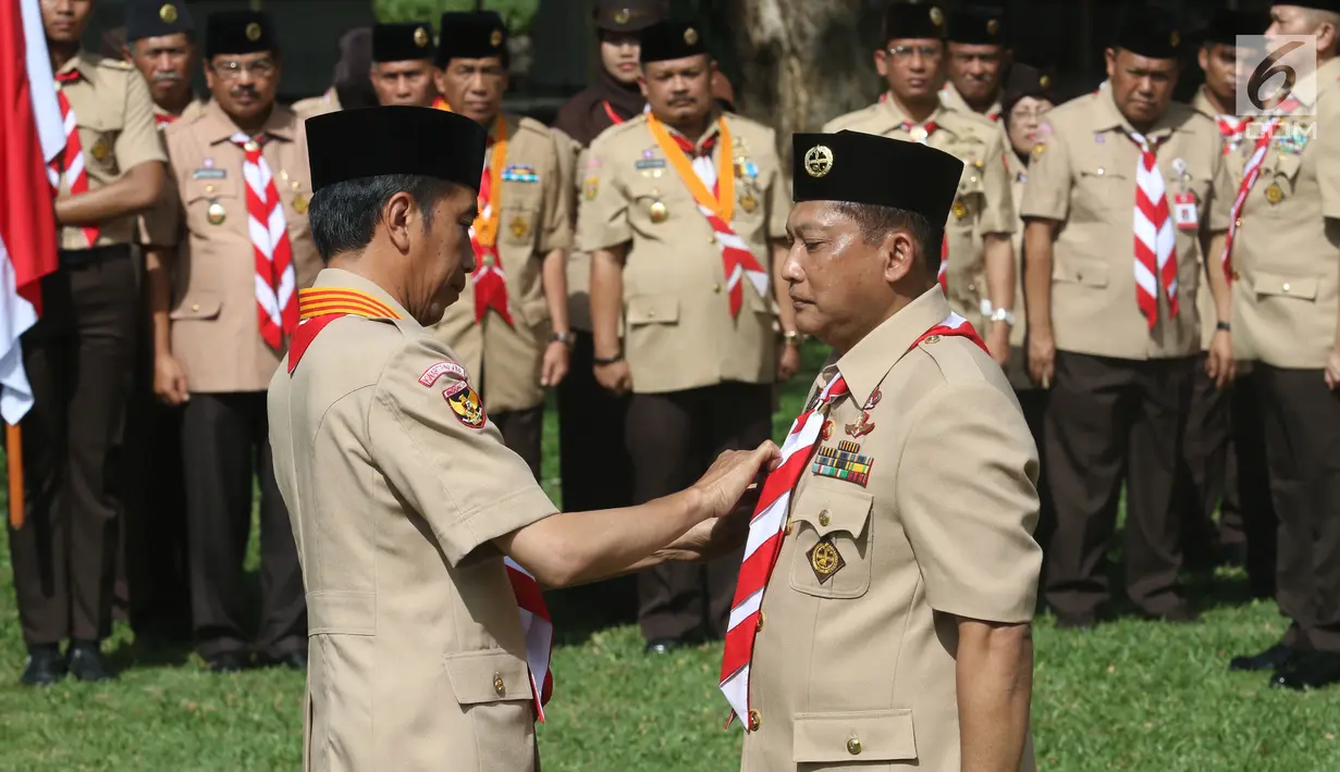 Presiden Jokowi melantik Komjen Pol (Purn) Budi Waseso sebagai Ketua Kwarnas Gerakan Pramuka periode 2018-2023 di halaman Istana, Kamis (27/12). Bersama Budi Waseso, dilantik juga pengurus kwartir Pramuka sebanyak 86 orang. (Liputan6.com/Angga Yuniar)